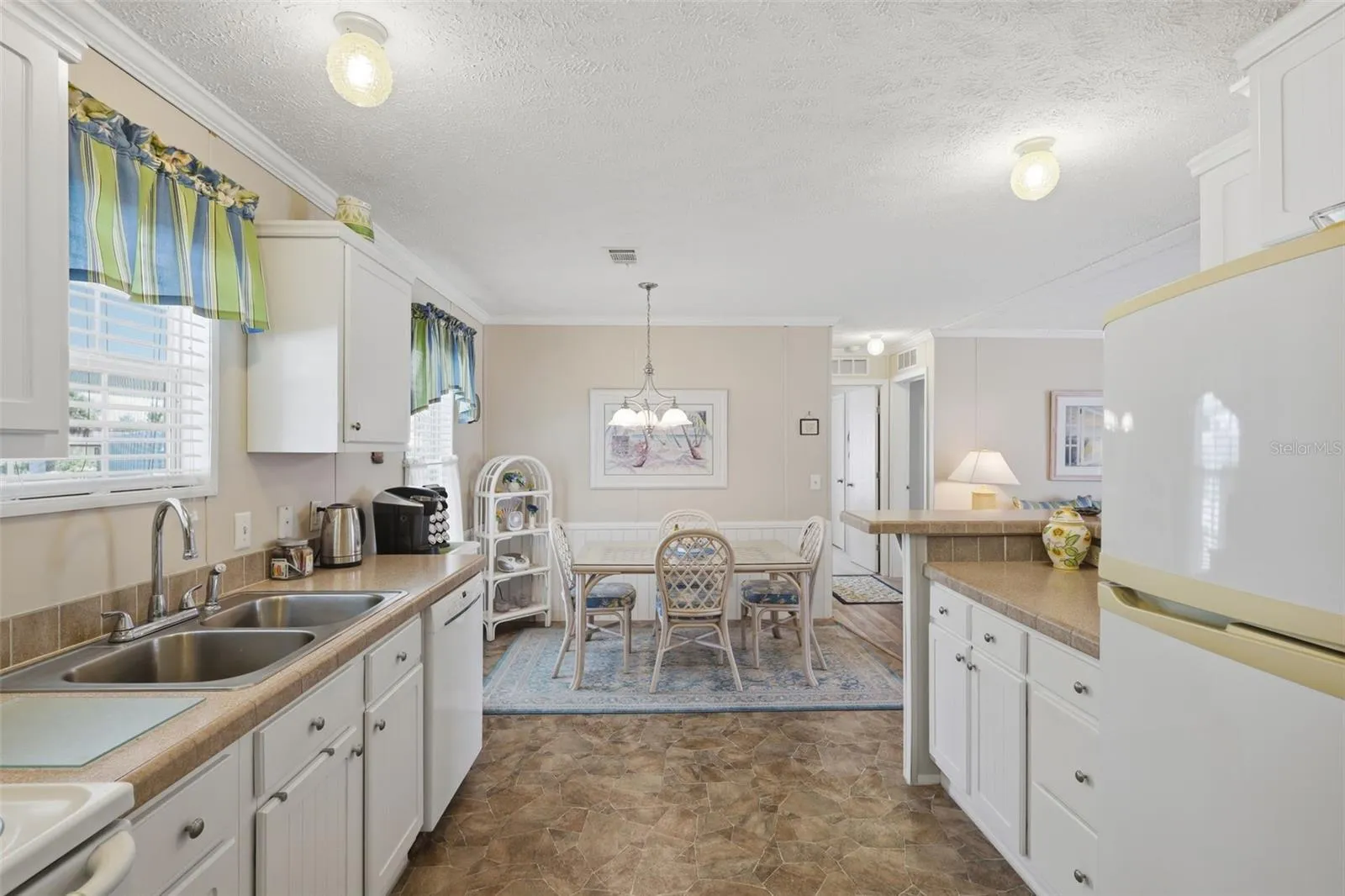 Wide kitchen area complete w/ Bosch dishwasher