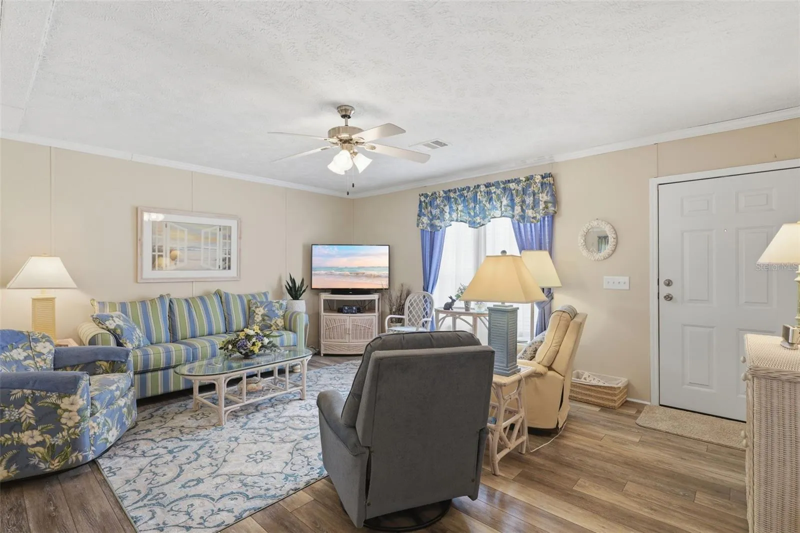 Large bright living space w' upgraded LVP flooring