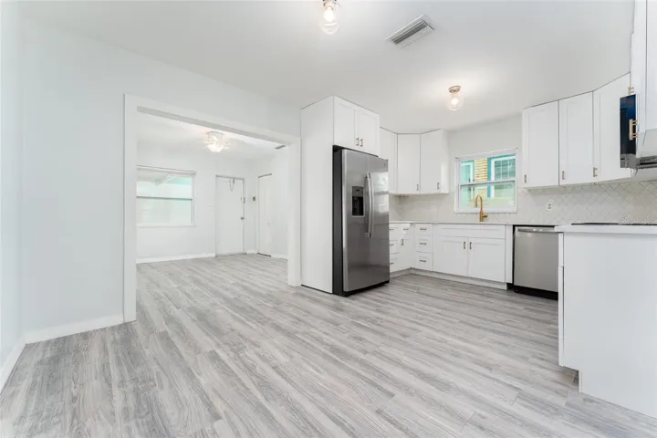 Open eat-in space in kitchen