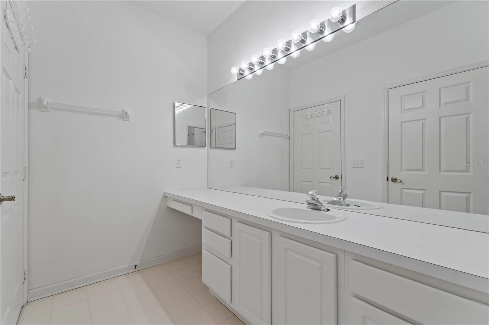 Full guest bathroom with ample counter space