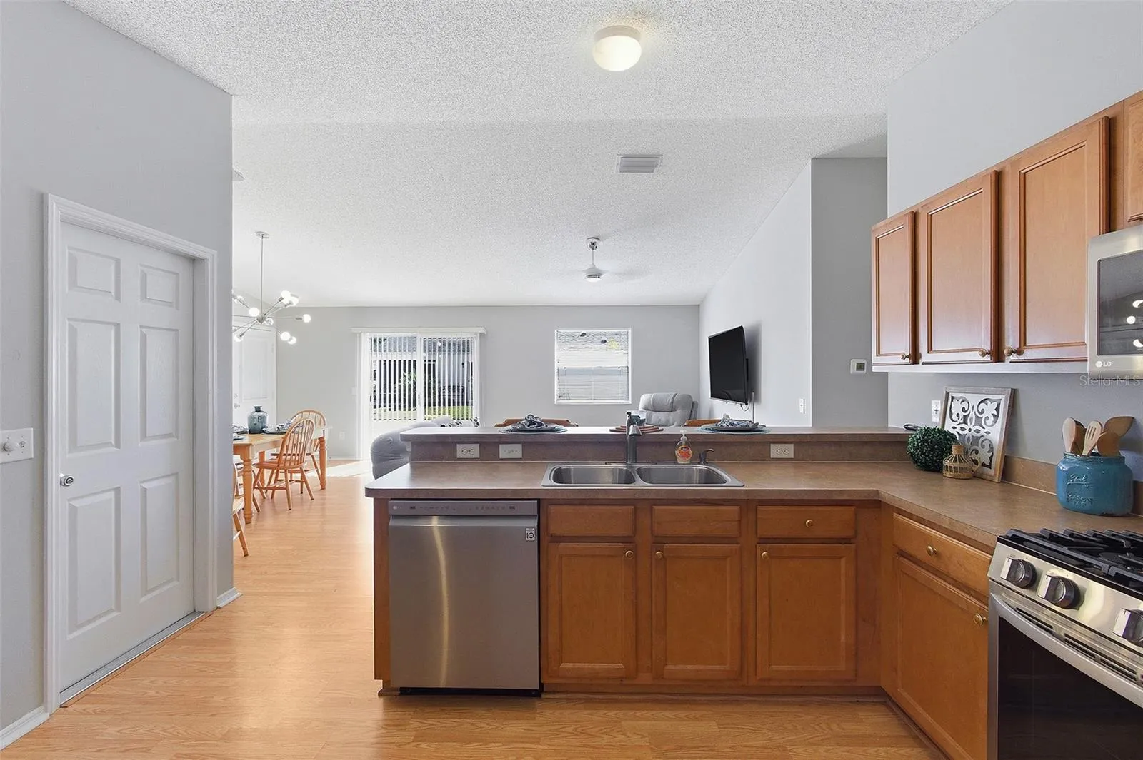 kitchen - newer ss appliances