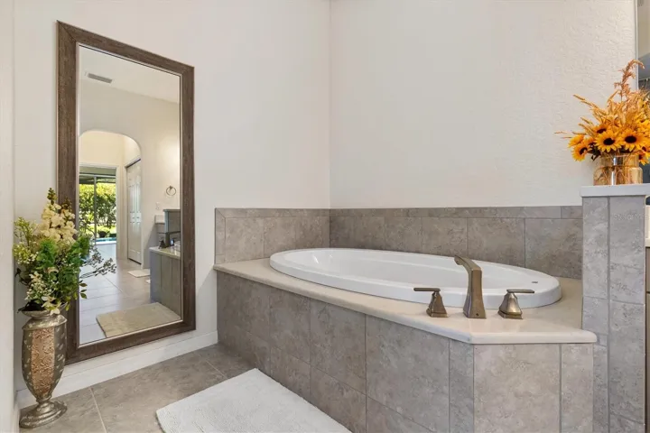 Large soaking tub in Primary.