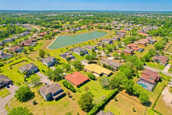 Close to major highways (3 miles to I-75 and 4 miles to I-4) making commuting and travel quick and effortless. Mac Dill Air Force Base, Moffit Medical Center and University of Southern Florida are easy commutes.
