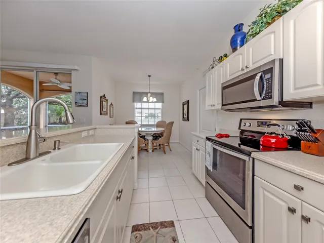 Kitchen/ Dining Area