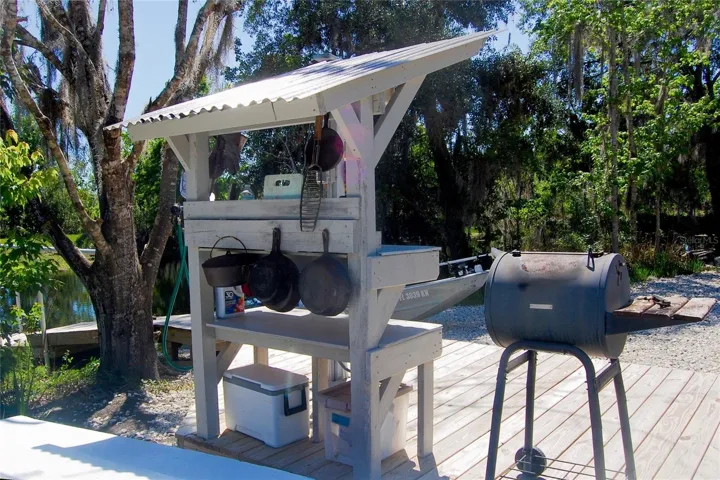 Fish cleaning station