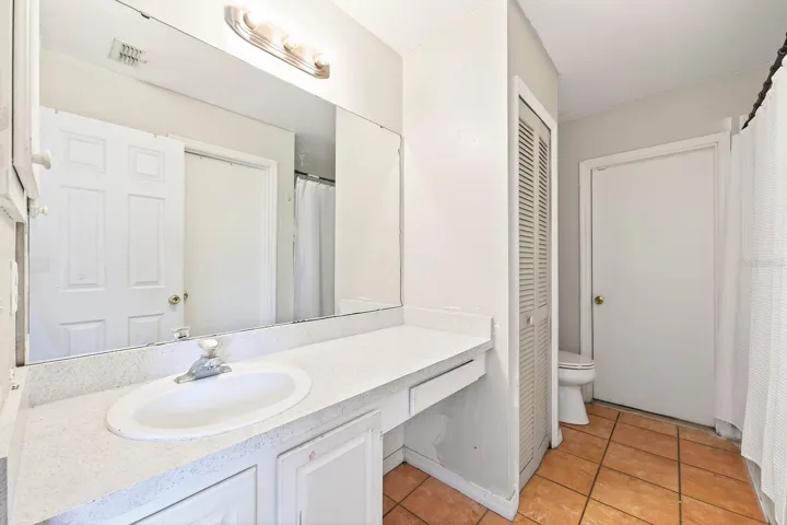 Primary en-suite bath.