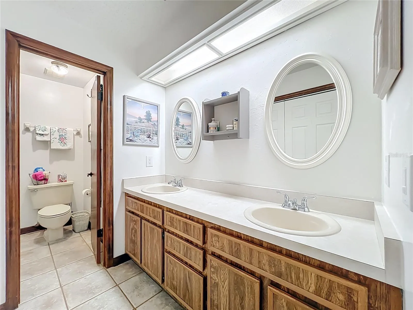 Primary ensute with two sinks