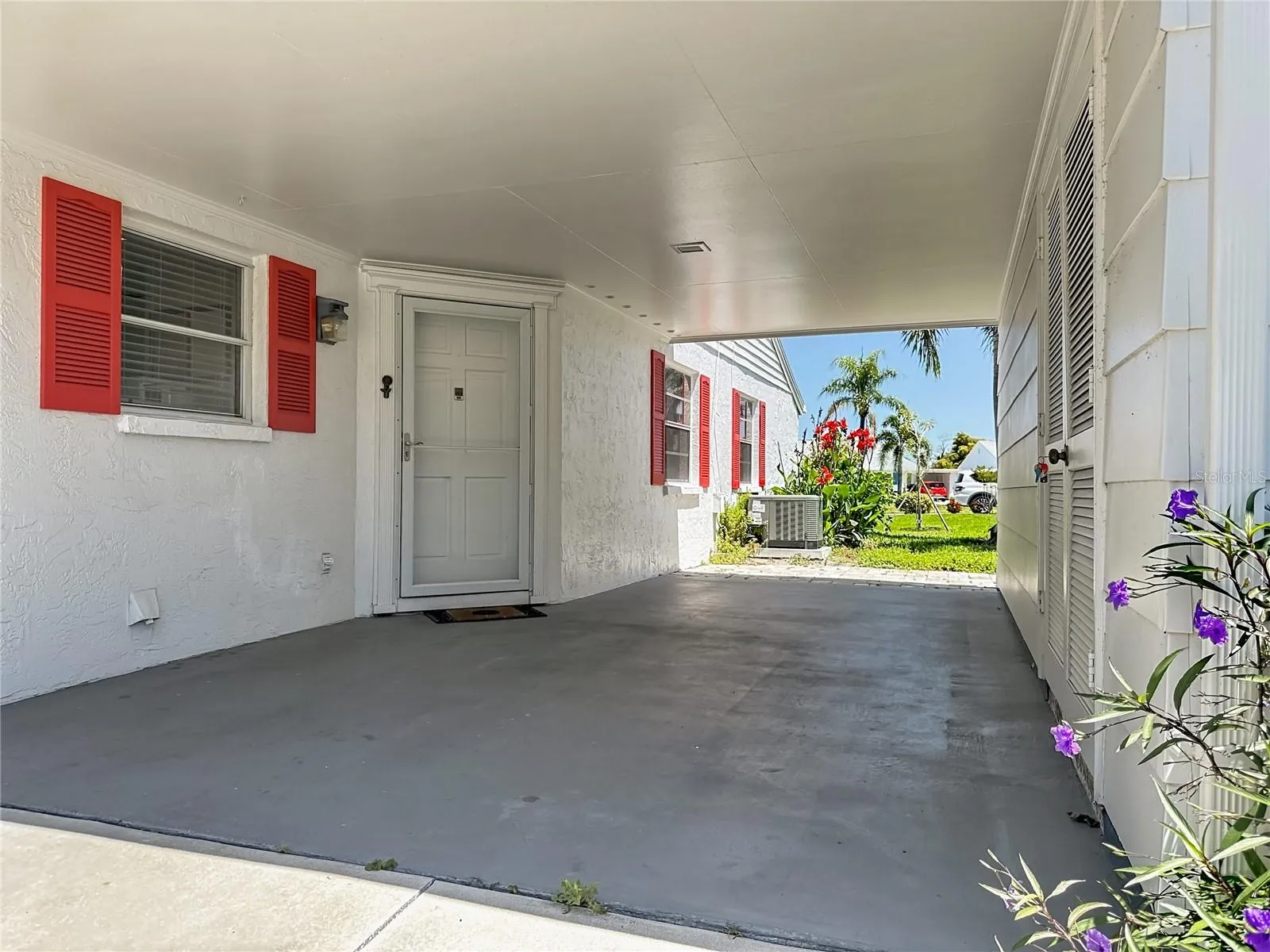 Entrance ample 2 car parking space