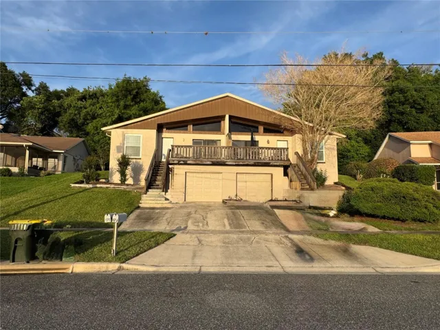 6 Bedroom Duplex. 3/2 on each side. Left side vacant