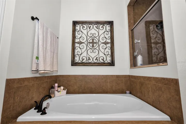 LUSCIOUS TUB
