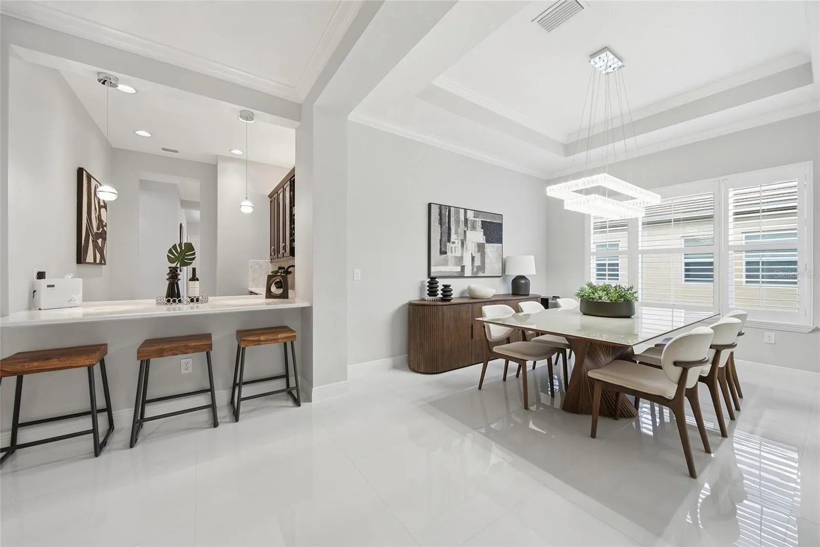 Full Wet-Bar Next to Dining