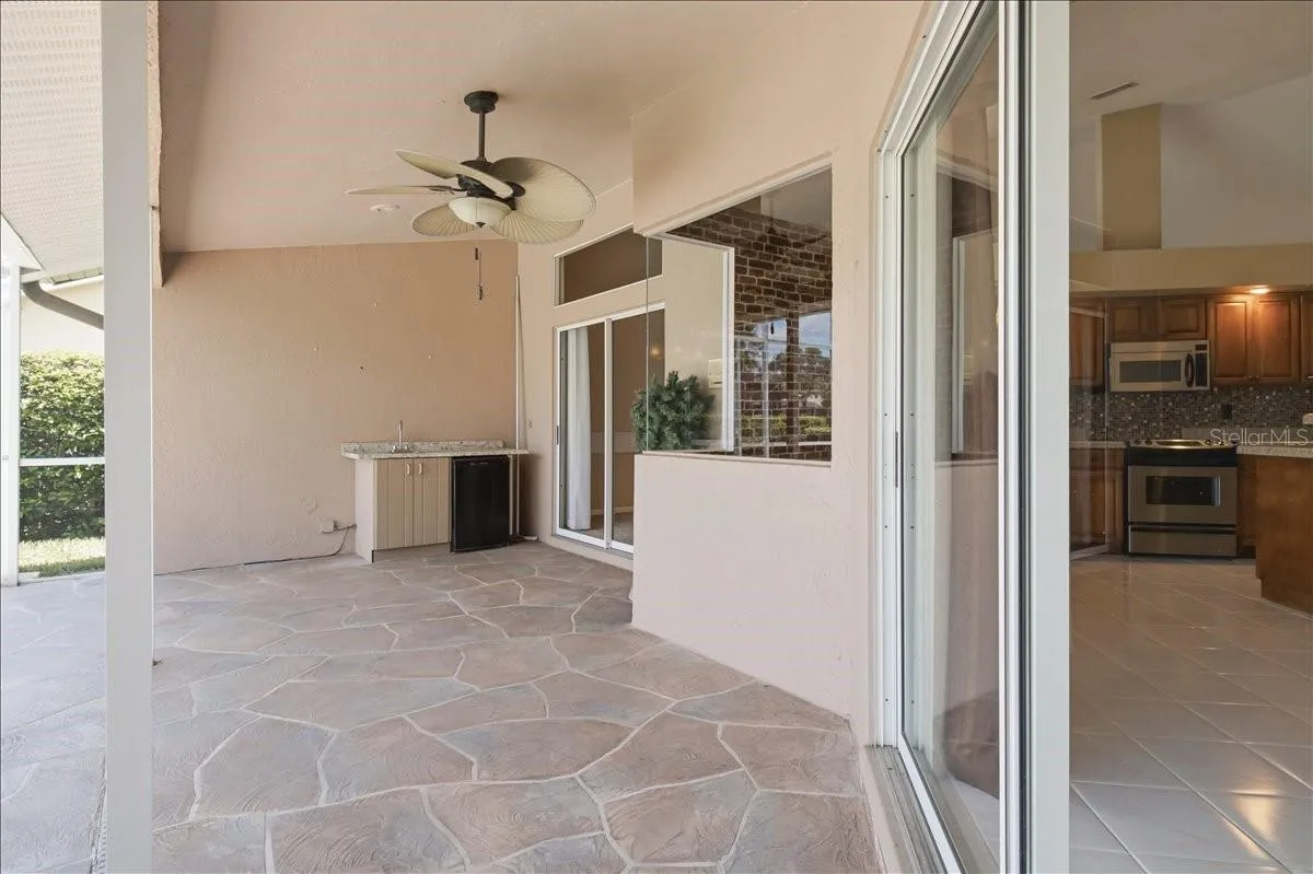 Large under-roof lanai with wet bar