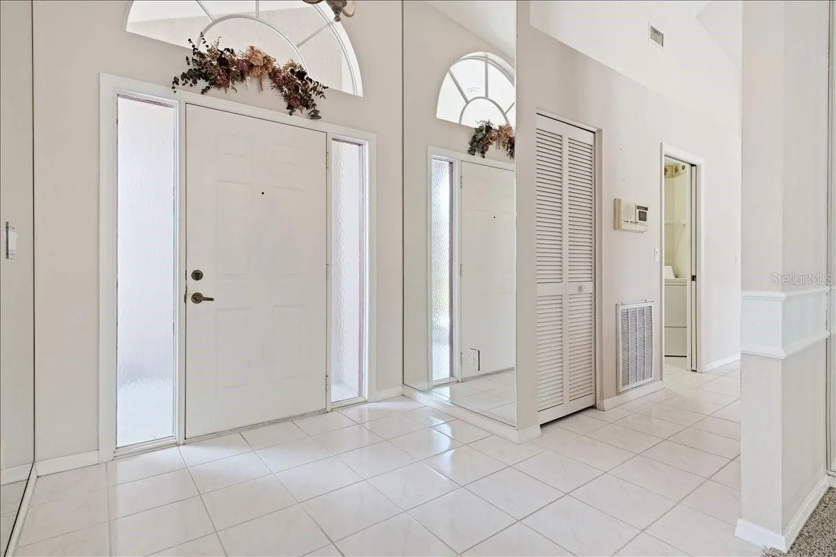 Formal entry at center of split floorplan