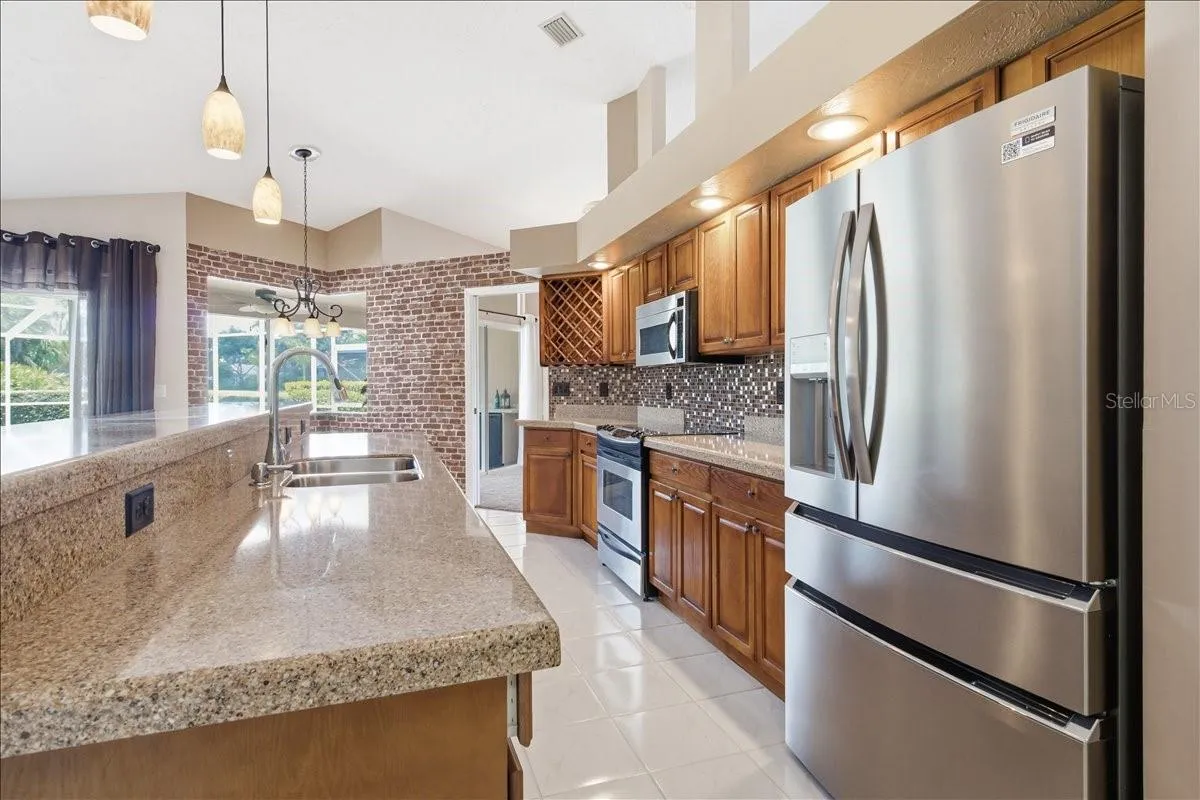 Huge freestanding kitchen bar/counter with sink and dishwasher under the quartz countertops