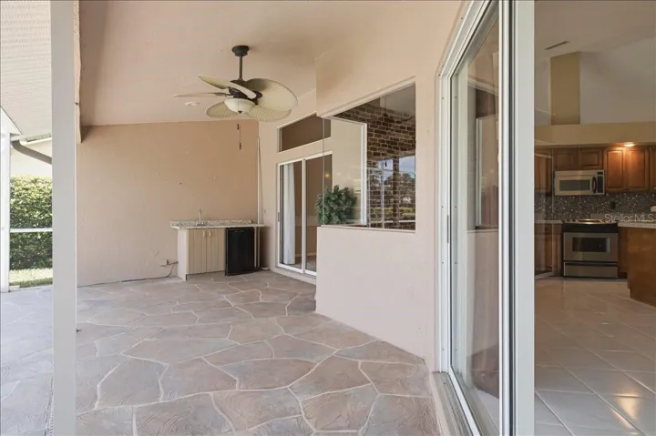 Large under-roof lanai with wet bar