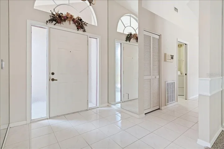 Formal entry at center of split floorplan