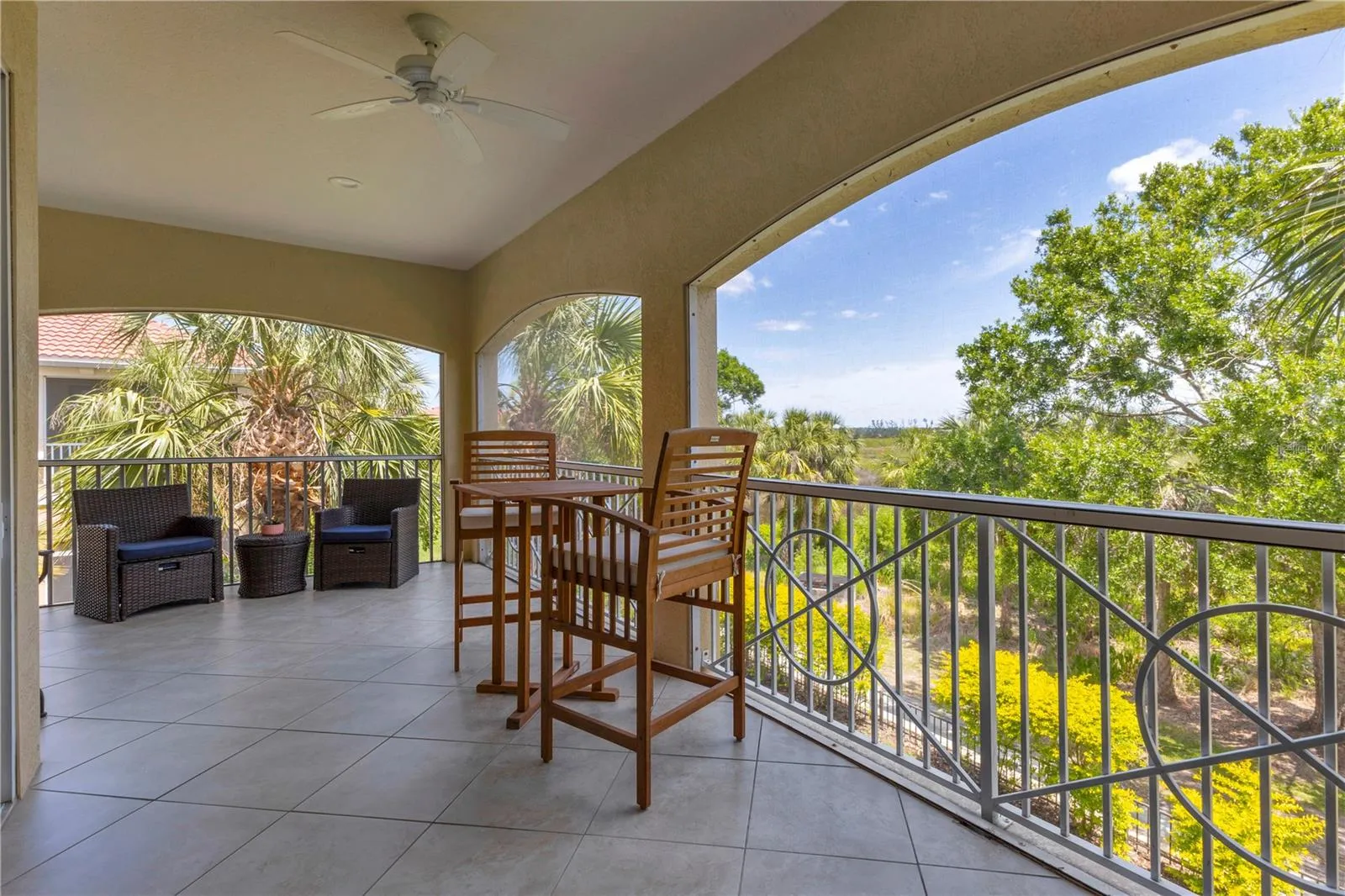 Huge lanai - tiled floors enhance the setting