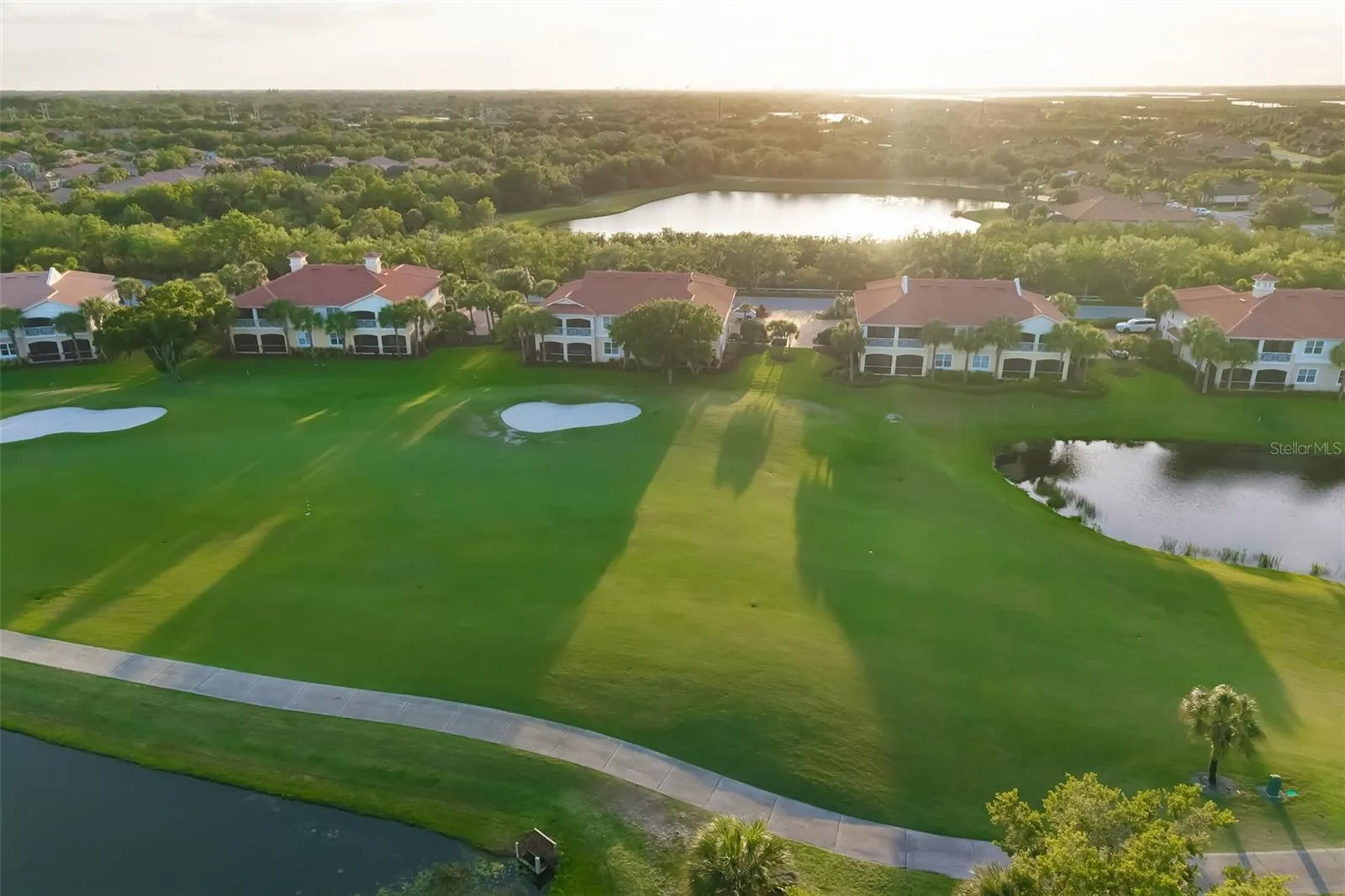 To the front of the unit is the 8th hole