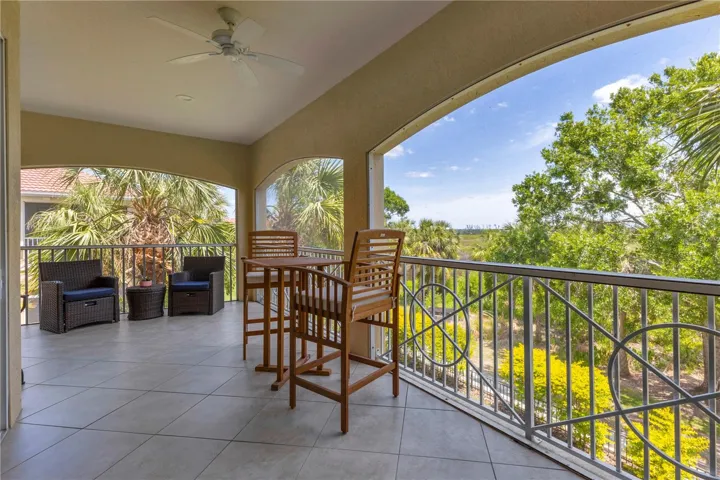 Huge lanai - tiled floors enhance the setting