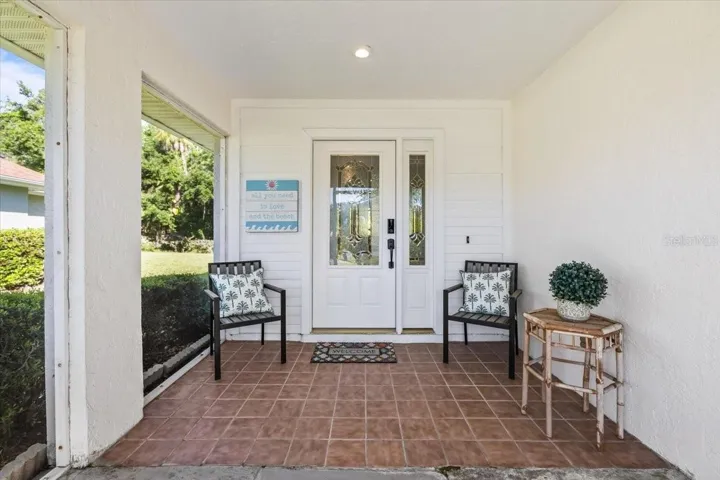 Screened in front porch entry way