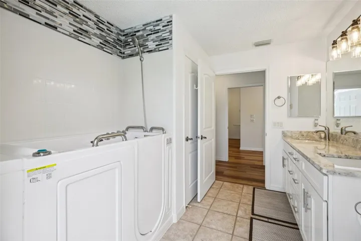 Second full bath/pool access.