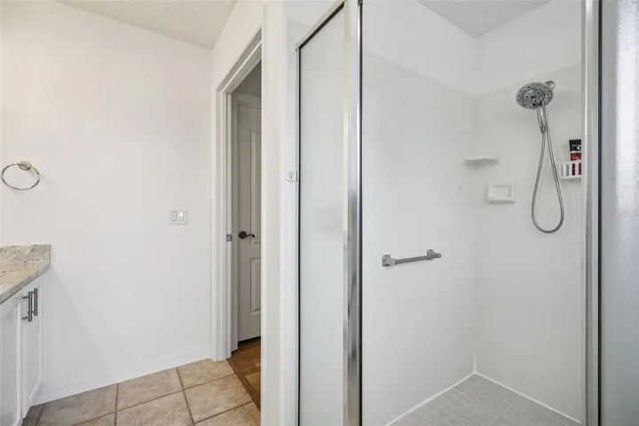 Primary en-suite bath.