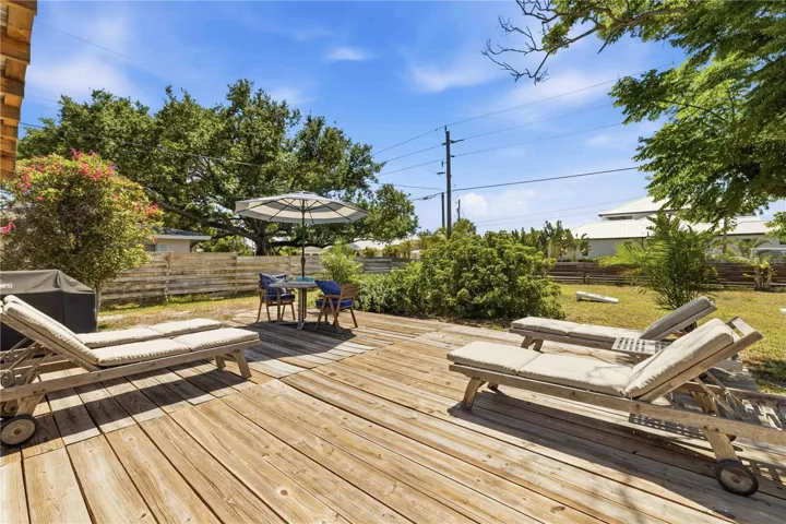 Sun Deck- Spacious!