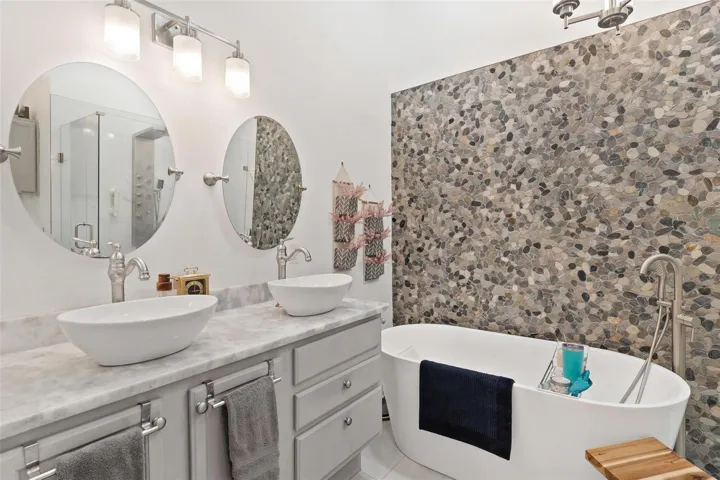 Dual above bowl sinks ...nice!