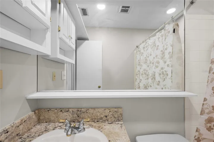 Upstairs full bath.