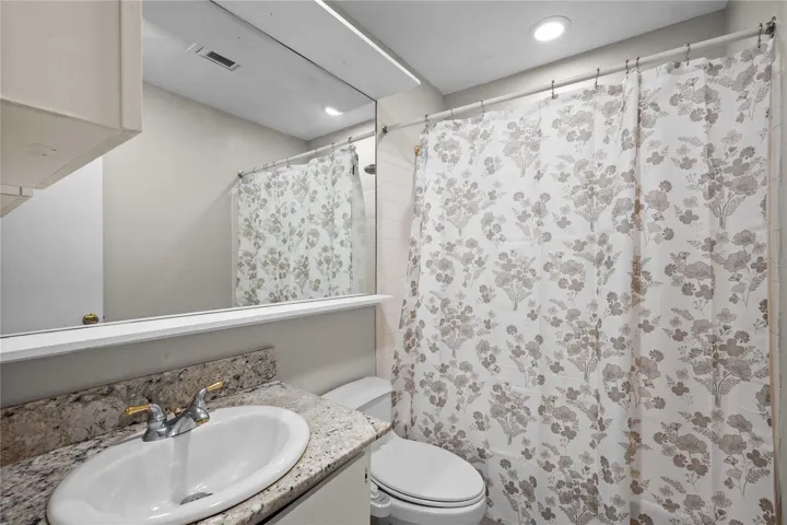 Upstairs full bath.