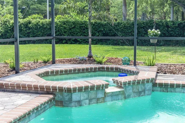 Relax in your jacuzzi year-round!