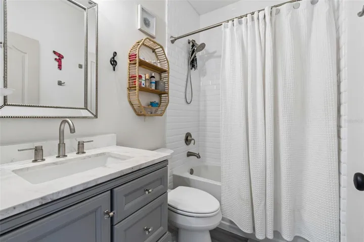Full Bathroom 2 (Third Floor)