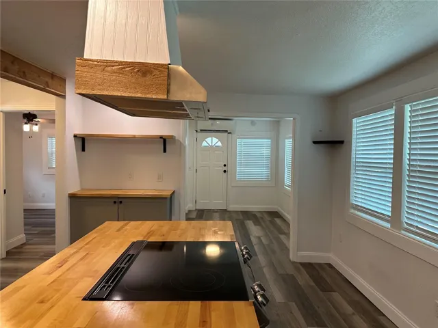 Small Eat-In Area, Right Hand Corner