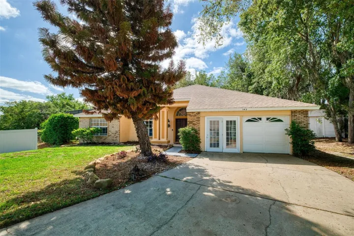 Extra long driveway and quiet cul-de-sac location