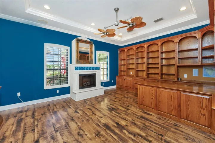 Plus there's a fireplace - cozy up on a cool evening and read a book in front of the fireplace!