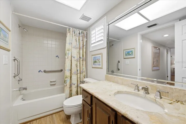 Guest Bath with Tub/Shower