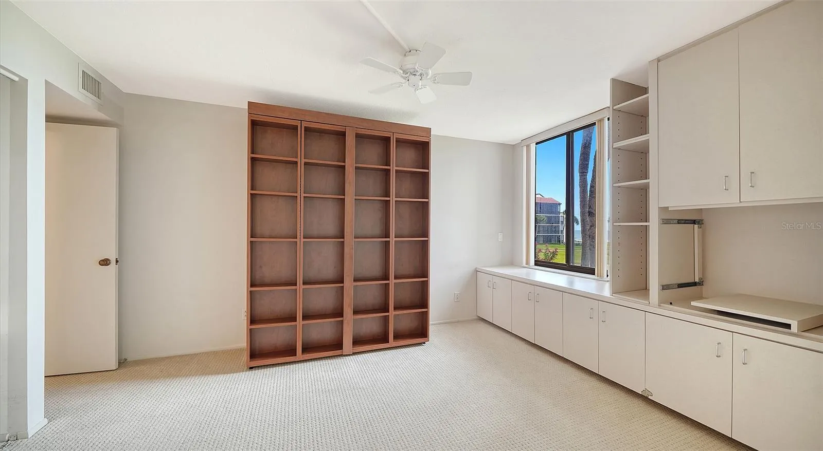 Murphy bed in 2nd bedroom/den