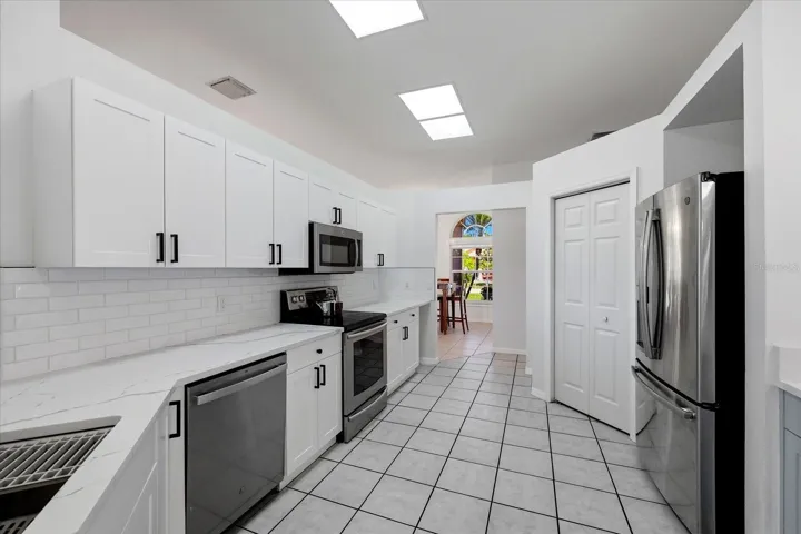 Galley Kitchen Perfect for many chefs in the Kitchen