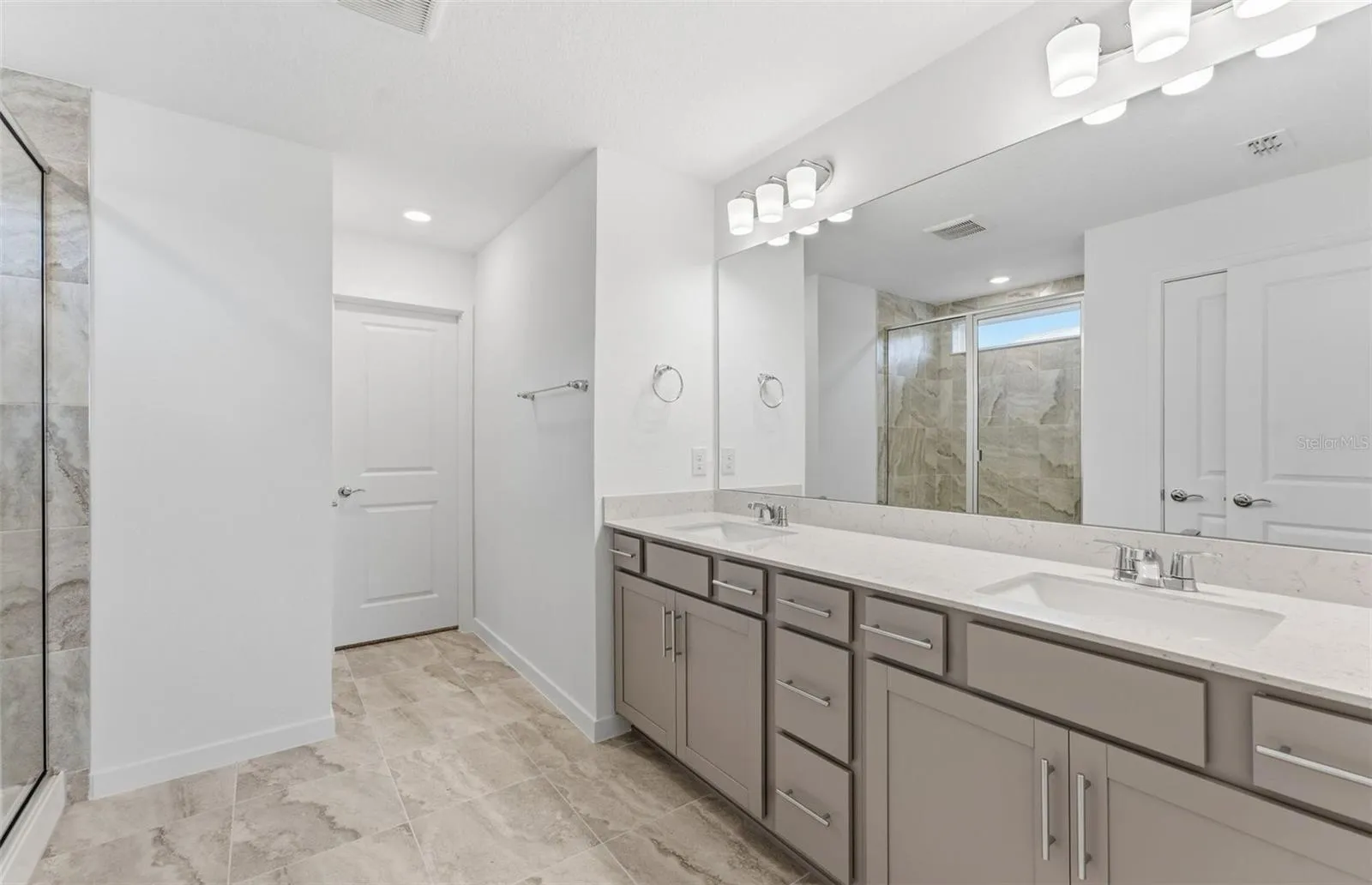 Owner's Bath w/Dual Sinks