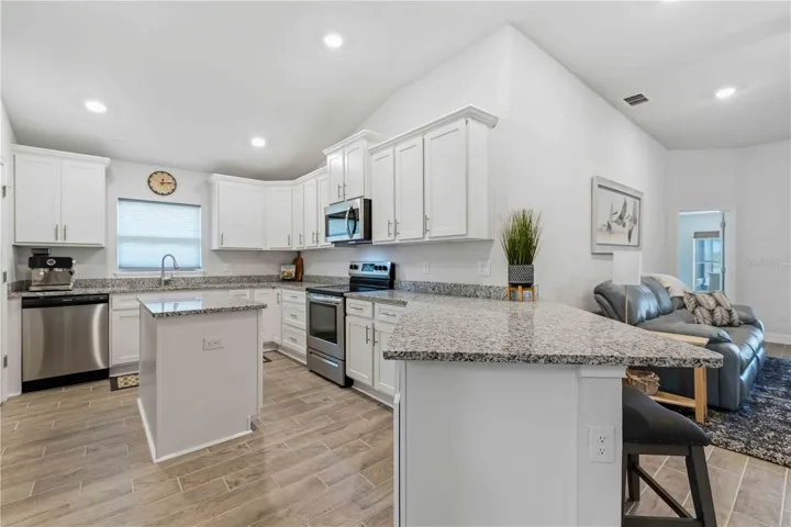 Entertaining Kitchen w/bar seating