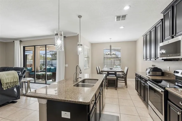 Kitchen/Dinette (2)