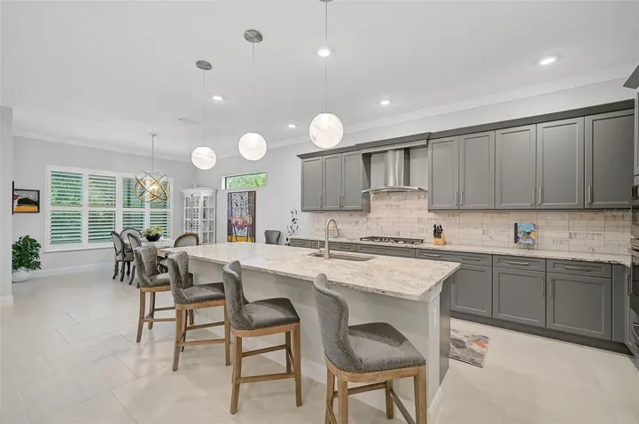 Large center island seats 4-5 people