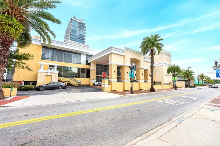 Welcome to urban living at its finest in The Metropolitan at Lake Eola, where style, convenience, and an UNBEATABLE LOCATION come together in the heart of downtown.