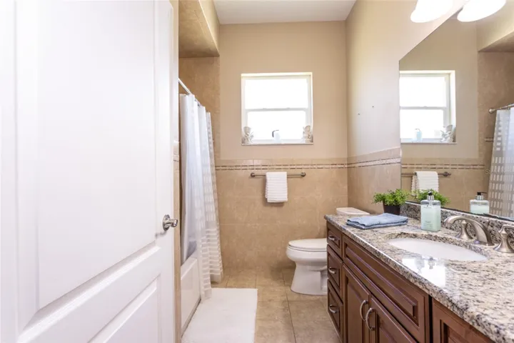 Second bathroom with tub