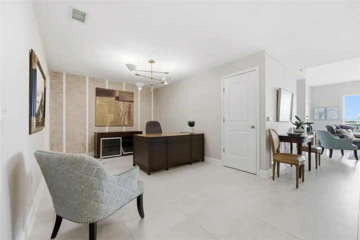Flex space with large walk-in closet