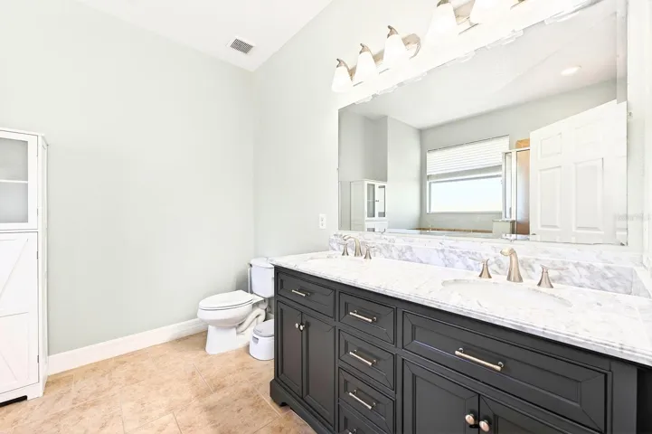 Primary en-suite bath.