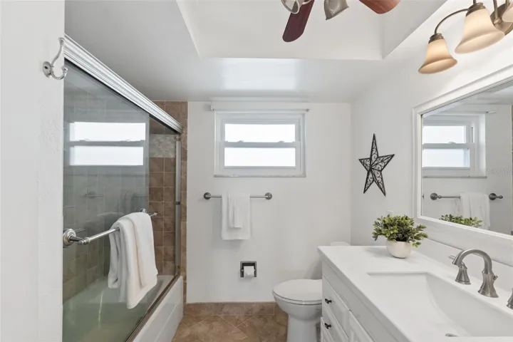 Ensuite Bath with Tub/Shower