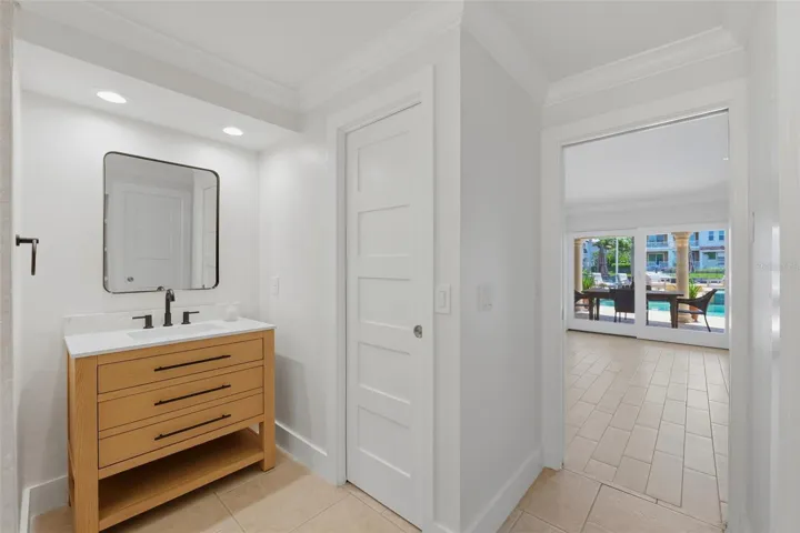 Primary bath w. dual sinks and dual walk-in cedar closets