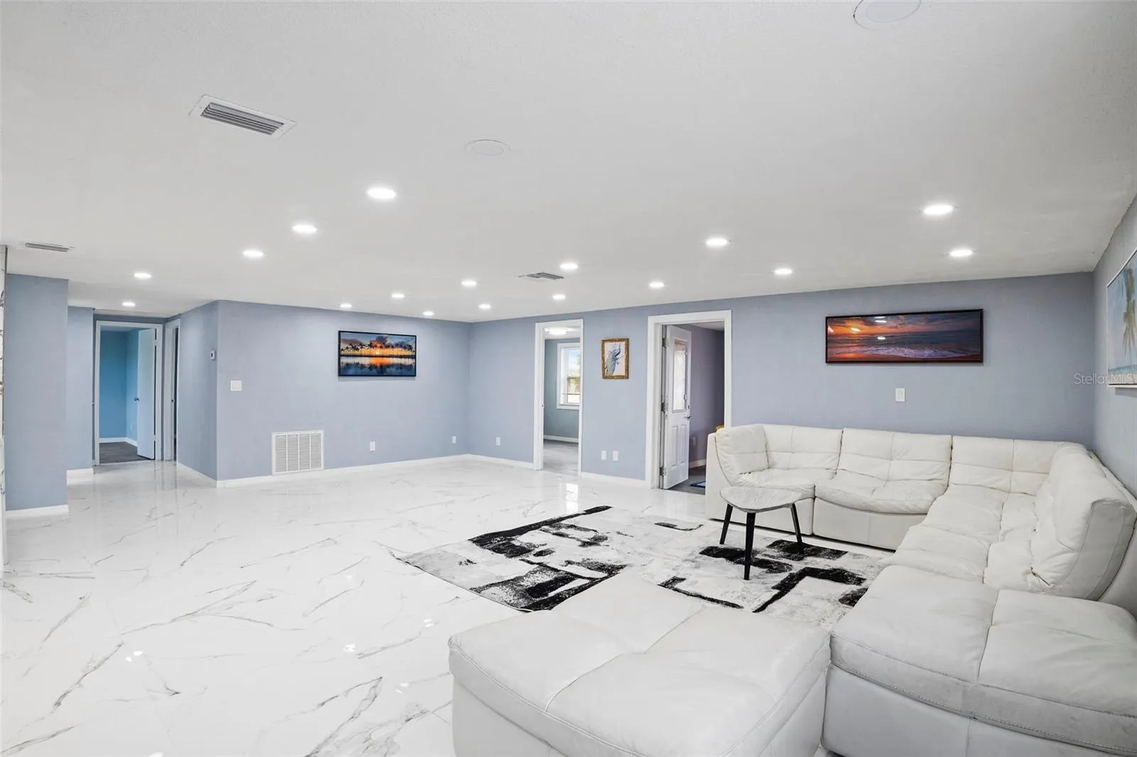LIVING ROOM VIEW FORM ENTRANCE