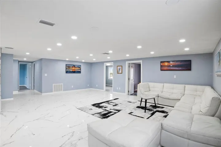 LIVING ROOM VIEW FORM ENTRANCE